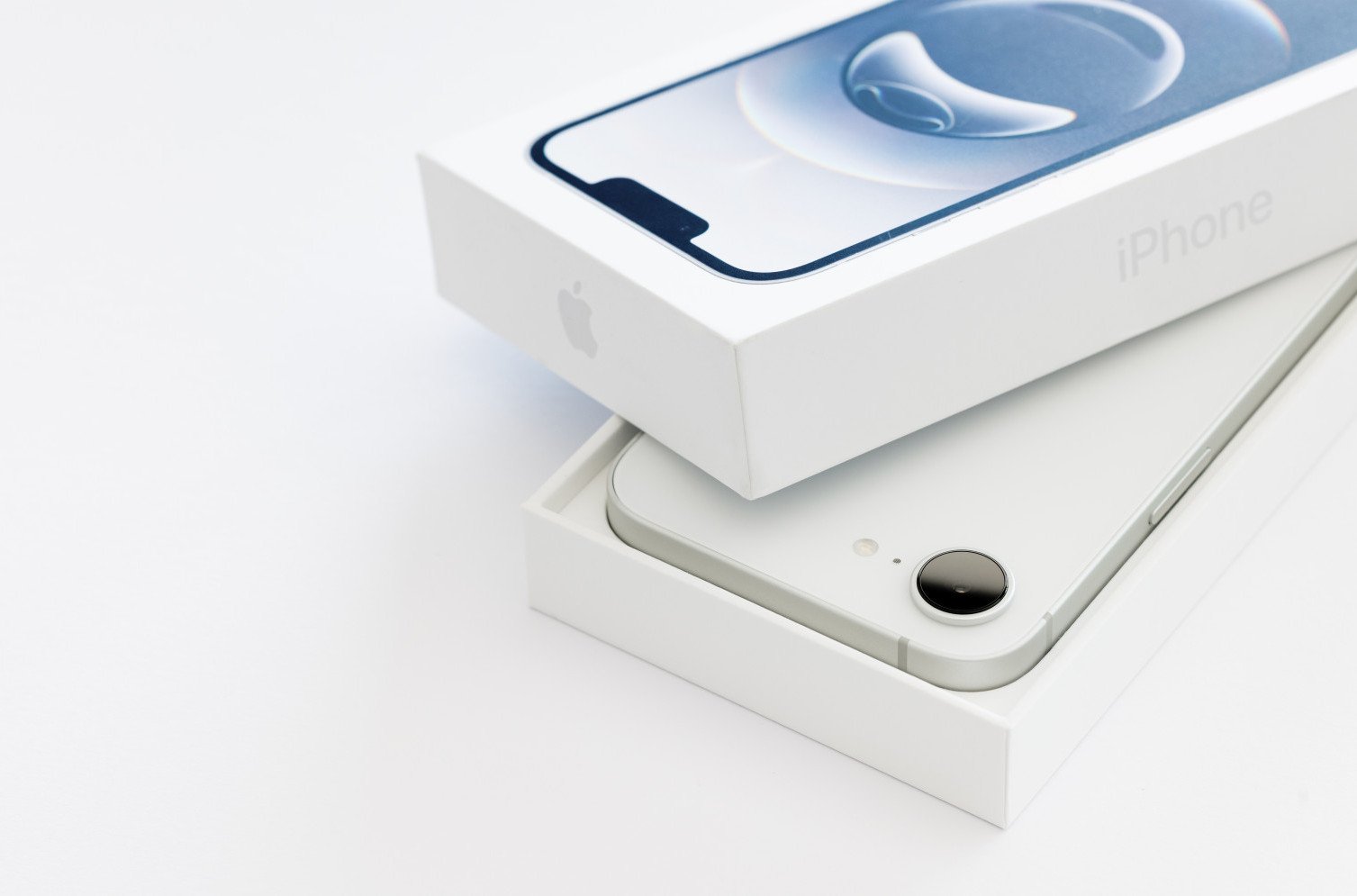 Apple predstavio jeftini iPhone 17e: Stiže uz MagSafe i duplo više prostora