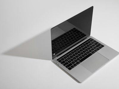 Apple sprema revoluciju: MacBook sa iPhone čipom stiže sledećeg mJeseca u duginim bojama