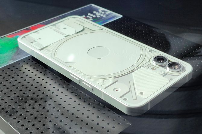 iPhone 18 Pro bi mogao da bude providan: Apple kopira "Ništa"?